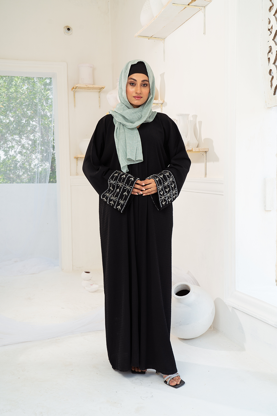 Foncé Black Buttoned Abaya