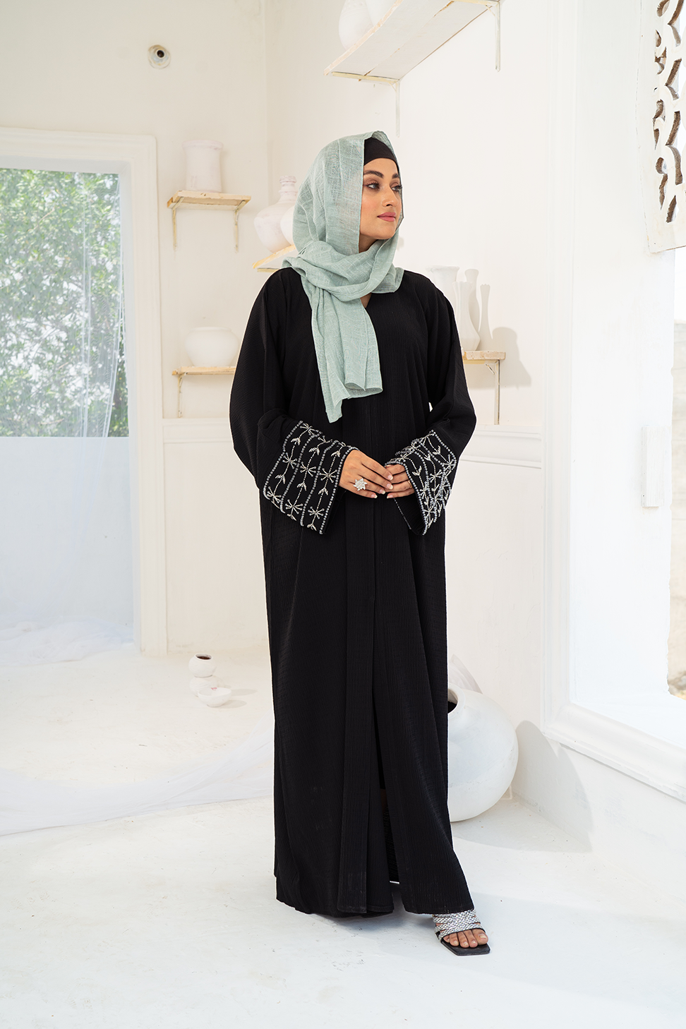 Foncé Black Buttoned Abaya